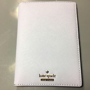 ✨Kate Spade NY Cameron Street Passport Holder✨